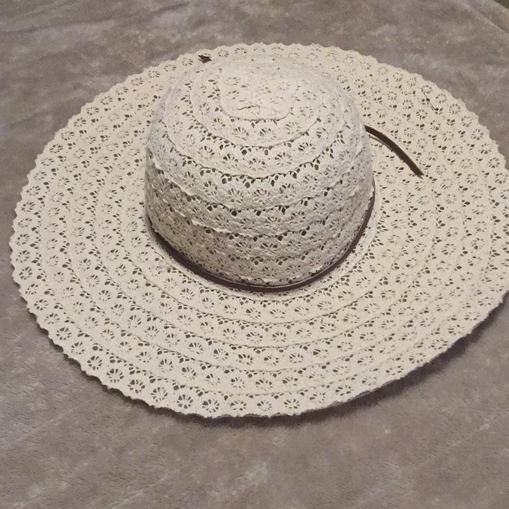 off white beach hat - Picture 2 of 3
